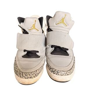 Jordan Youth Son of Mars Sneaker size 4.5Y Grey/White/Gold 512242 - 035